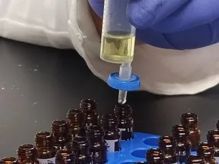 Filtración de extracto para inyección en cromatógrafos.